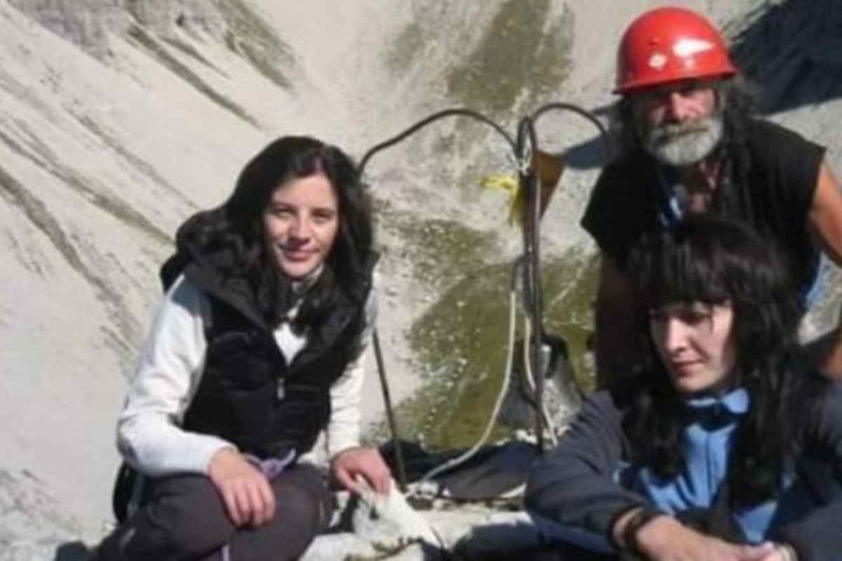 Mauro Corona con le sue due splendide figlie, spunta la foto